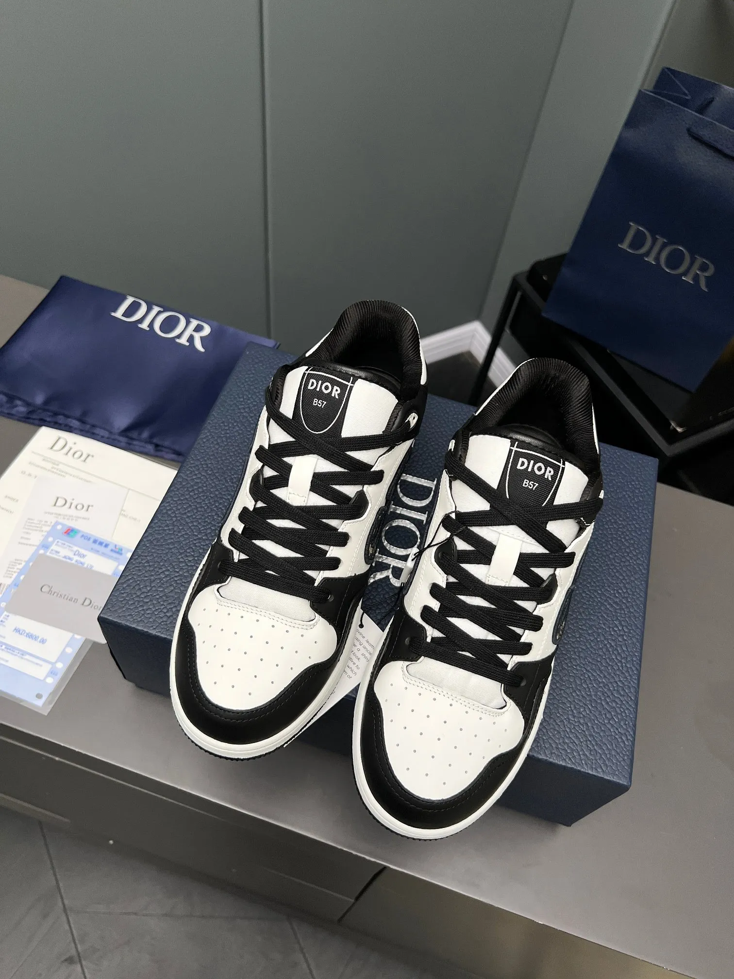 Men's Men's Shoes 💰600 Dior DiorB57 top version of low-top sneakers! ! ! Navy blue with beige smooth first-layer cowhide, fully oiled edges, T men's shoes 💰U outsole.  The 2024 autumn men's wear series has made a wonderful debut, a new classic item launched by Dior. Crafted from smooth first-grain cow leather in navy blue and beige, it's accented by a large leather heat-stamped CD logo on the sides. The distinctive laces of the same color match the color of the shoe body, and the opening and closing are decorated with various classic details on the tongue, sole and back side to enhance the style. The eyelet details, upper stitching and heel strip panels of the same color highlight the dynamic charm of its sports style. Exclusive two-color molded T men's shoes 💰U outsole is light, comfortable, non-slip and wear-resistant, the mesh lining and feet are customized with original colors, soft and breathable. Exquisite production technology highlights the grade, and can be matched with all kinds of clothing to create a refined look.
